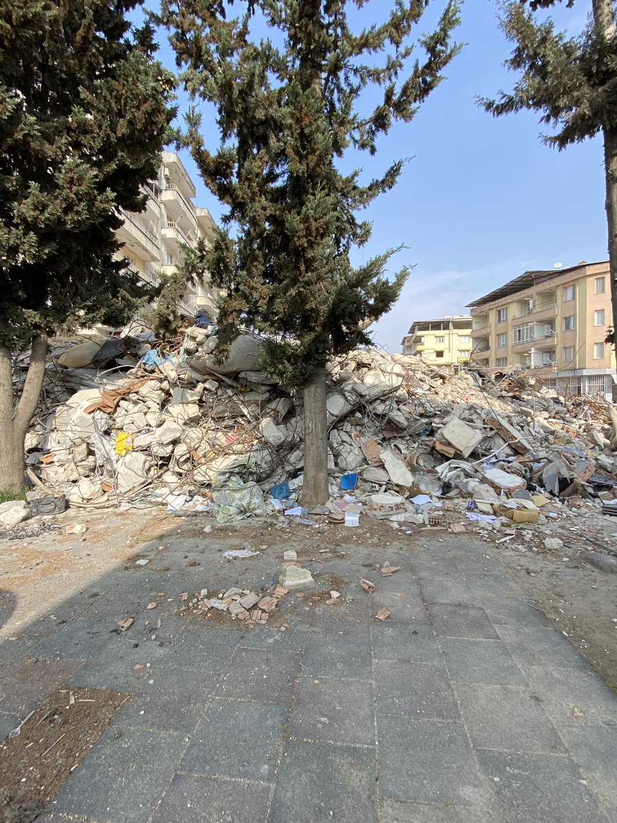 DrTahsinCinar's tweet photo. Yer Defne. Bu enkazın altında hala onlarca ceset var. Bu yıkıntının olduğu sokağa girer girmez koku başlıyor. Hiç kurtarma çalışması bile yapılmayan binlerce noktadan birisi sadece. Seccadenizle bu enkazı örtemezsiniz. https://t.co/B49hnCP3lL
