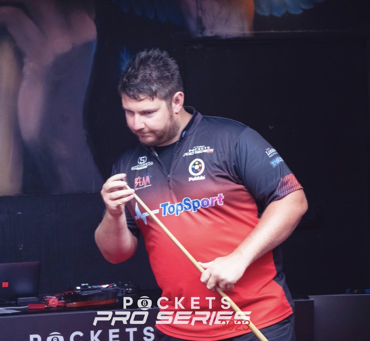 Pockets would like to announce that possibly one of the greatest shots in English 8 Ball History was pull off on the weekend by none other than Australian Walking Highlight Reel Kurt “The Whiz” Dunham. We will be featuring this video on our social media accounts at 7pm AEST 🍿