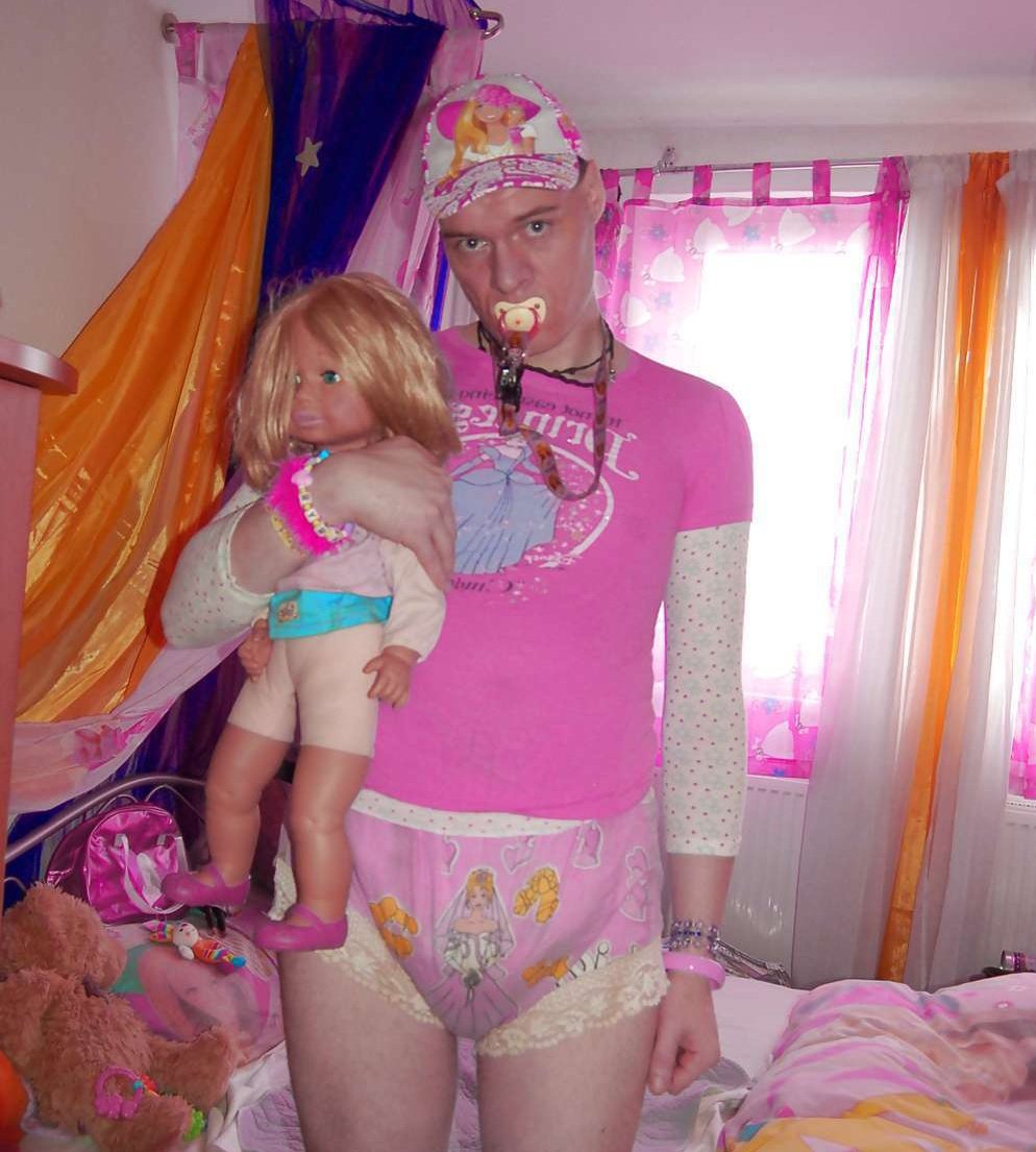 DANTE_eloficial's tweet photo. Para los progresistas es normal que este hombre que se autopercibe niña comparta un baño con las demás niñas... PARA MÍ NO!!! https://t.co/speoruwwIk