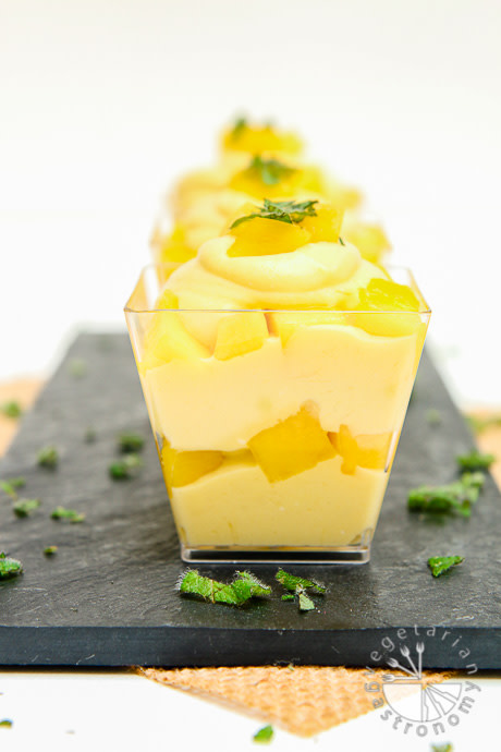Turn your favorite drink into a light and fluffy mousse! MANGO MOUSSE PARFAIT! >>> vegetariangastronomy.com/mango-mousse-p…