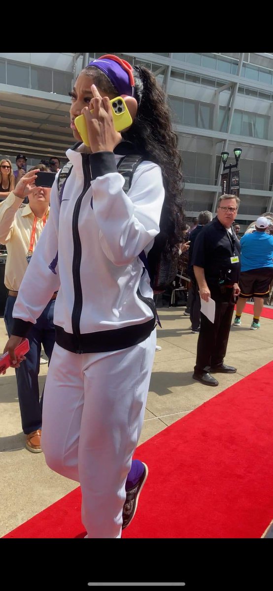 TLVersteegh's tweet image. Angel Reese flipping off Iowa fans....

#classless