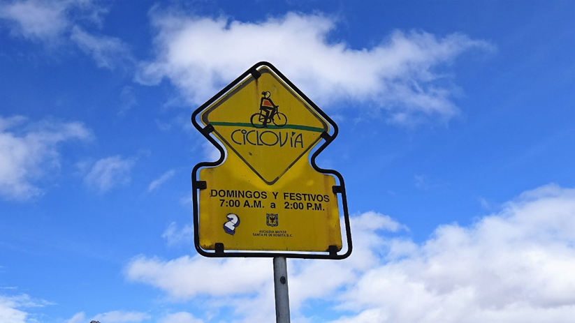 Penalosa_G's tweet photo. A place to meet each other as equals.
This is what I love the most of #OpenStreets programs.
Before immigrating to Canada, in Bogota I took a small program Ciclovia, had few kilometers and participants, multiplied to 121Km/75mi every Sunday & holiday, over 1 million PEOPLE. Joy! https://t.co/XmXx4RA0Vp