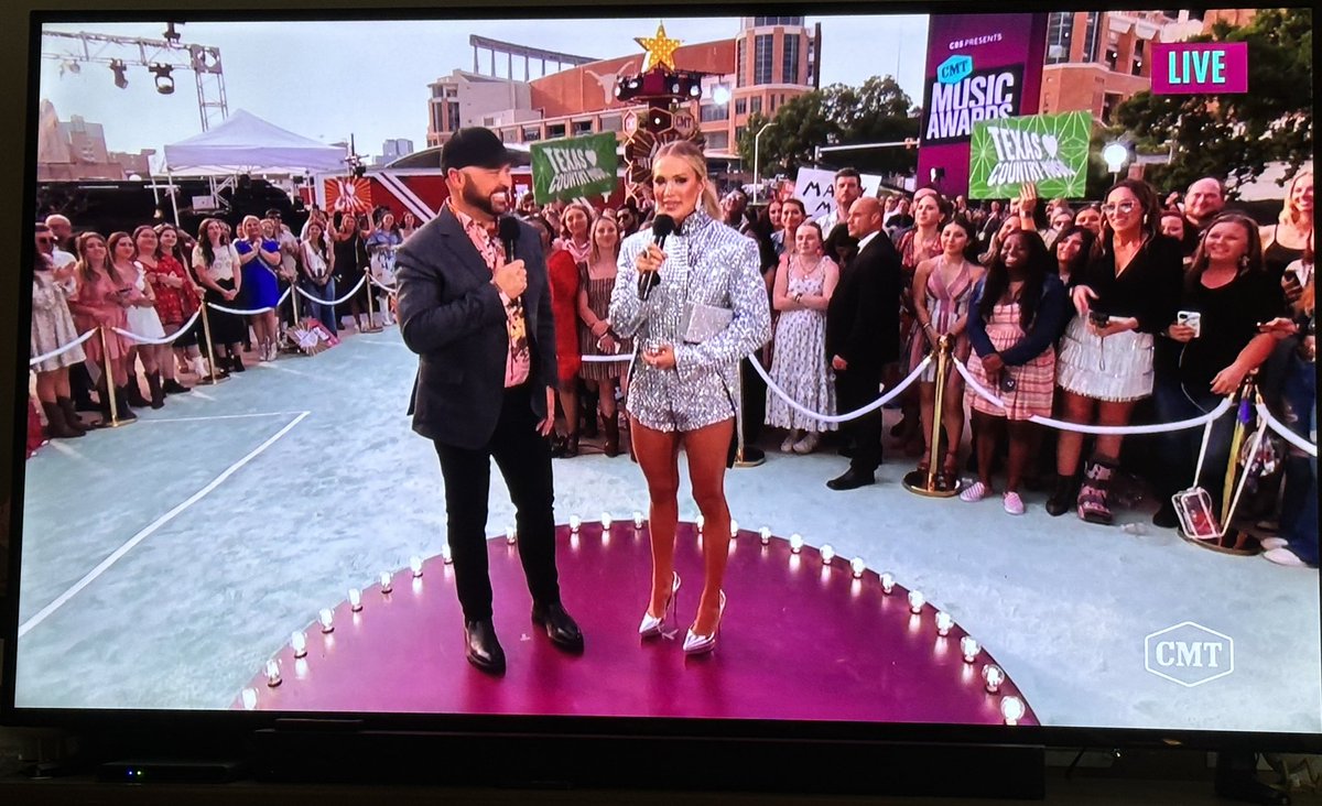 CUnews4Fans's tweet photo. We love a sparkly queen!  @carrieunderwood @CMT #CMTAwards #CMTAwards2023 https://t.co/B4b7hg5c1r