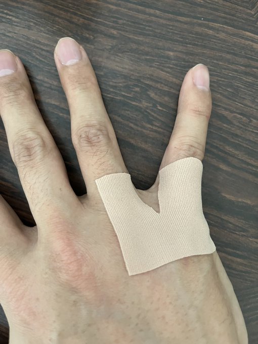 湿布に切れ込みを入れることによりこんなことができた!

天才なのでは🤔 