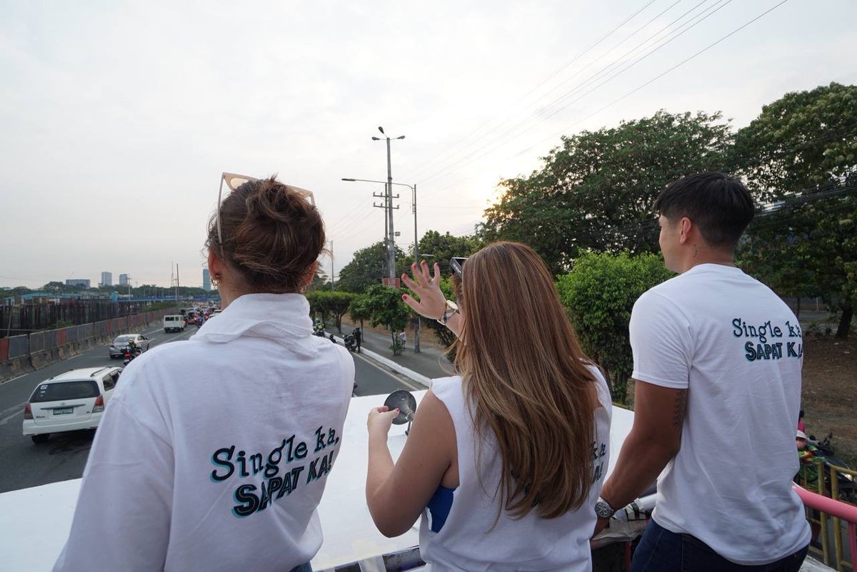 We enjoyed our first Summer MMFF float parade experience! Hope to see you in cinemas starting April 8! 📷 #SingleBells #SingleKaSapatKa #1stSummerMMFF
