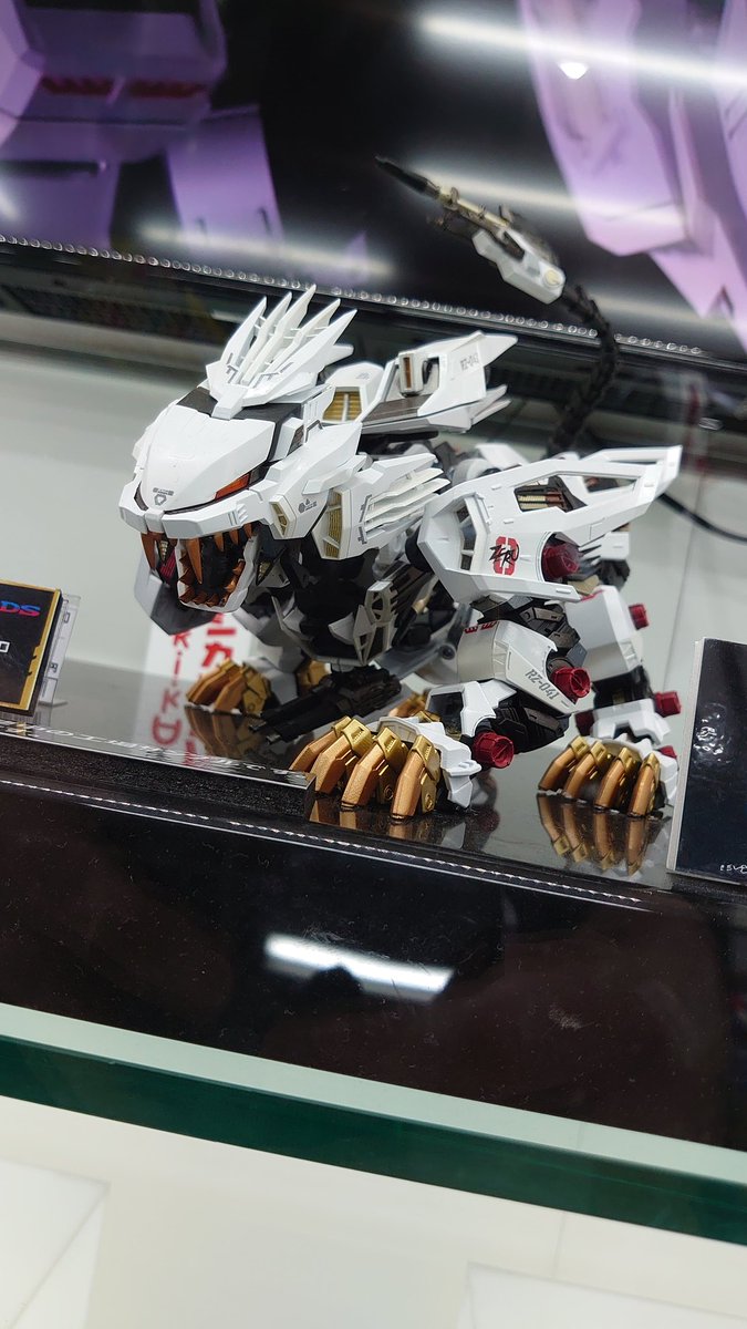 TA01DC1's tweet photo. 科博の恐竜博、会場限定のゾイドがたくさん積んであった。アキバのヨドバシにはライガーゼロが。やっぱゾイド熱いよね。
#ゾイド
#ZOIDS https://t.co/SWhMxhXkPK