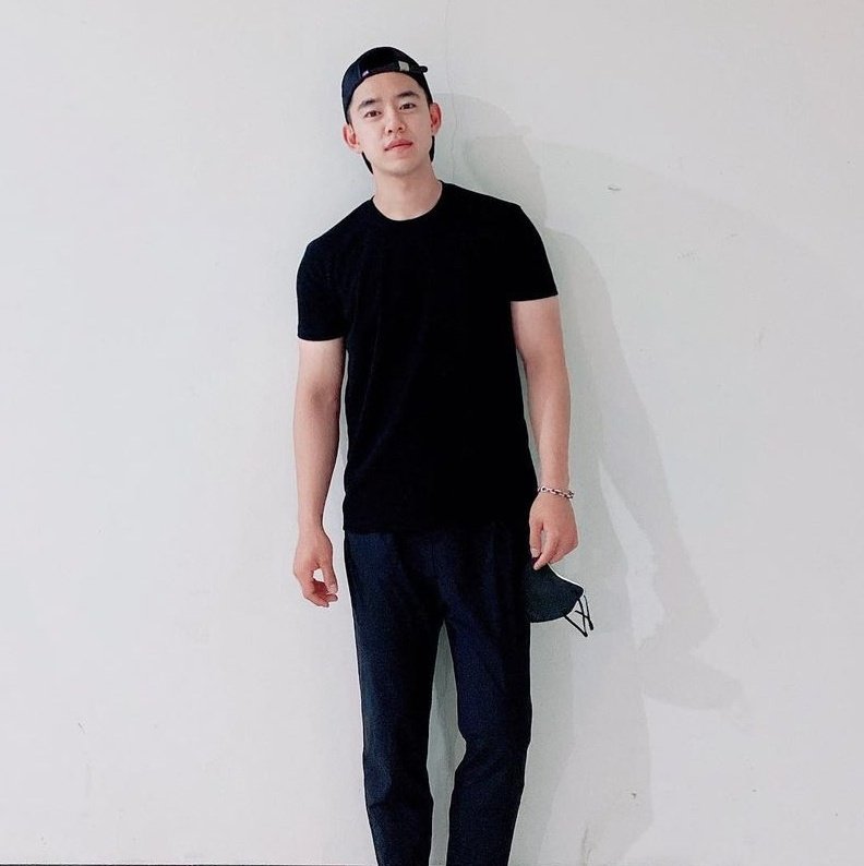 spikespiegelle's tweet photo. To think he went from always wearing caps to hide his haircut to having a whole photobook with short hair, such a power move https://t.co/KuZZbHrzew