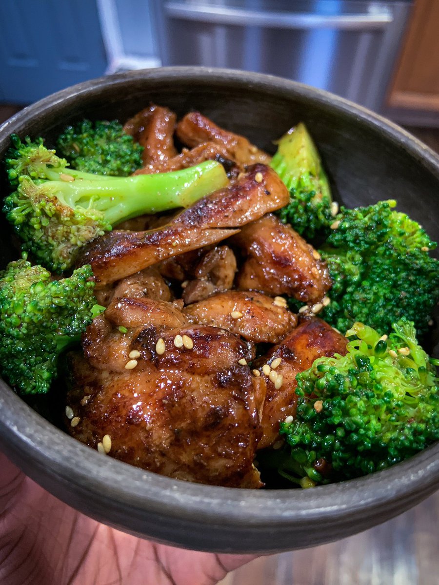 ChefBB5's tweet photo. A simple yet delicious dinner👌🏾 Chicken and broccoli. Chicken thighs are my favorite to use in dishes like this. Always juicy, tender, and so much flavor.
#ChefBB #ABQPrivateChef #DinnerTime #ChickenAndBroccoli #Wok https://t.co/3b83EDJLFa