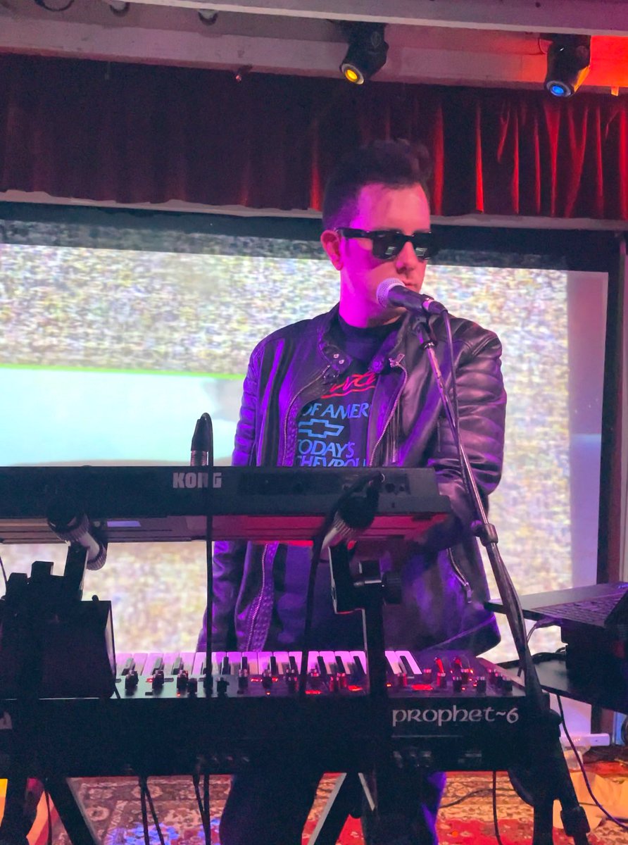 Soon I'm going to get another selfie with the legend that is <a href="/betamaxx80s/">Betamaxx</a> !

<a href="/neonsynthwave/">NEON Retrofest</a>

#synthwave