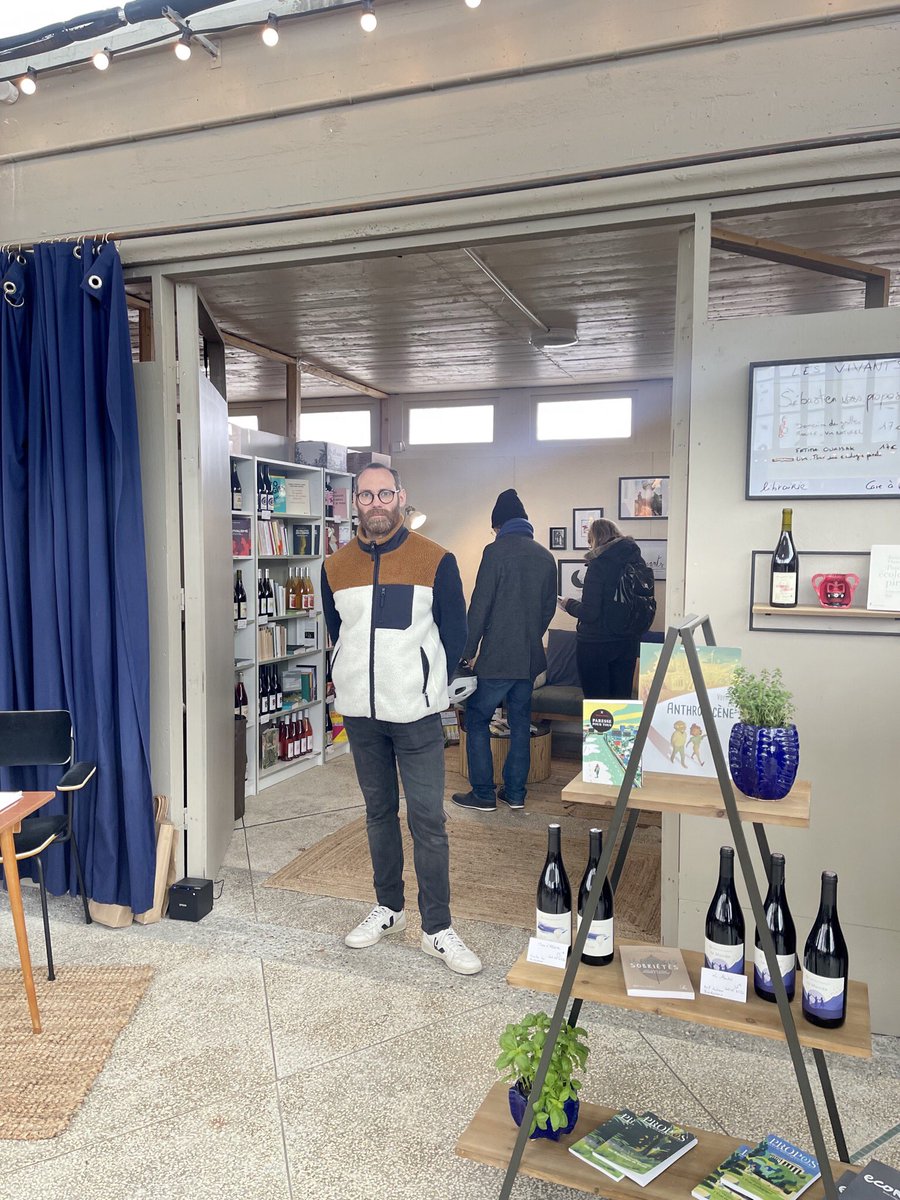 LHsansfiltre's tweet photo. Marché des exposants + invités La Halle aux poissons
Mama_de_lastreet trop sympa avec ses vestes customisĂ©es đ
Lesvivants_lh avec lâalvĂ©ole au complet les livres accompagnent les bouteilles đđ·đ #vin
#lehavresansfiltre #marche #saison2023 #vestes #upcycledfashion #écologie https://t.co/A1VsJa0FNX
