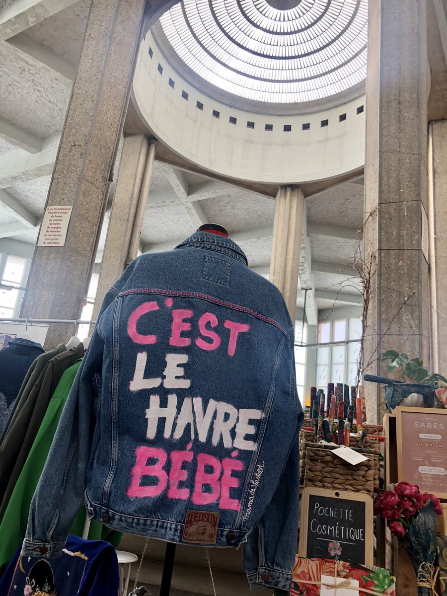 LHsansfiltre's tweet photo. Marché des exposants + invités La Halle aux poissons
Mama_de_lastreet trop sympa avec ses vestes customisĂ©es đ
Lesvivants_lh avec lâalvĂ©ole au complet les livres accompagnent les bouteilles đđ·đ #vin
#lehavresansfiltre #marche #saison2023 #vestes #upcycledfashion #écologie https://t.co/A1VsJa0FNX