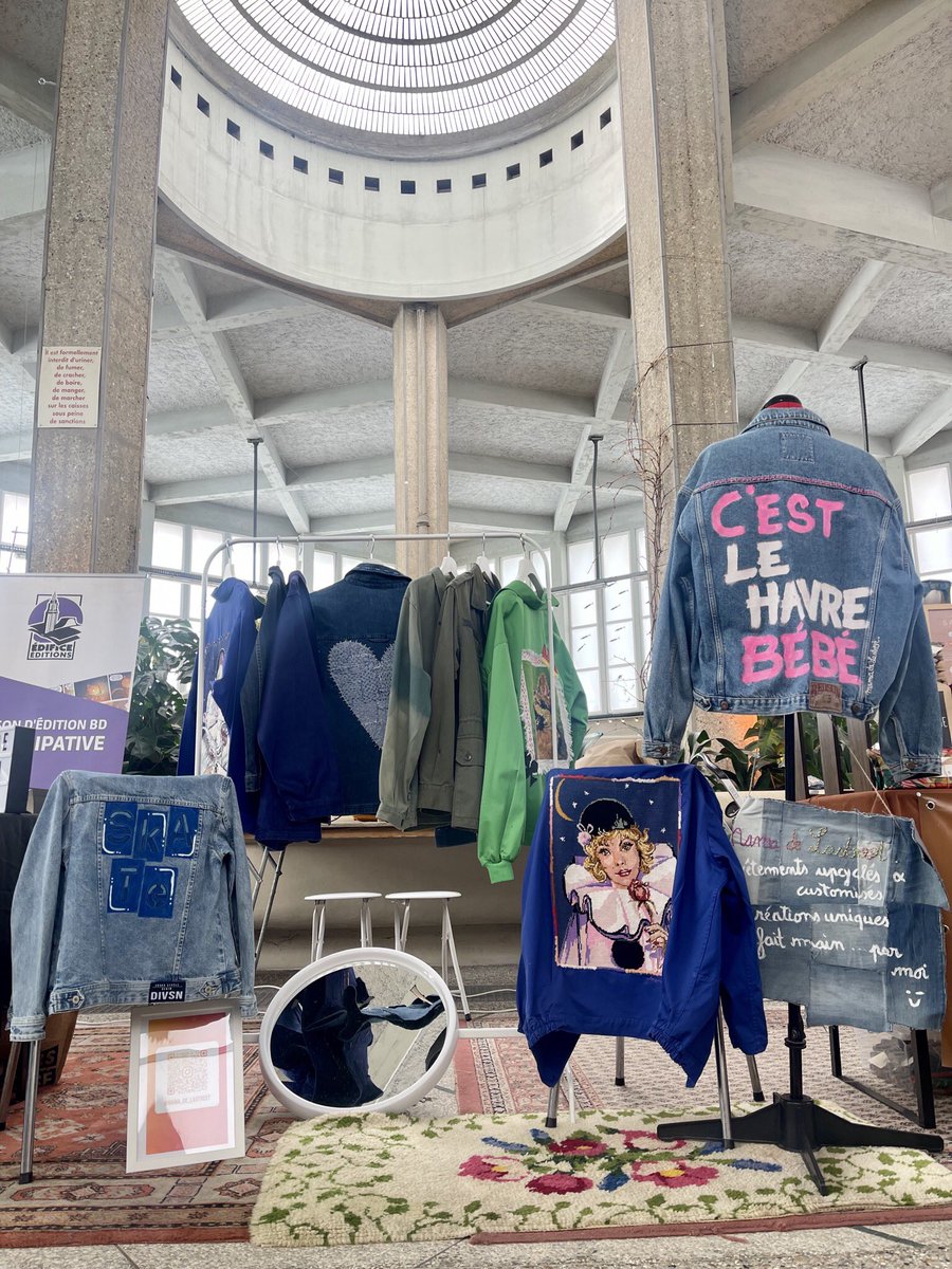 LHsansfiltre's tweet photo. Marché des exposants + invités La Halle aux poissons
Mama_de_lastreet trop sympa avec ses vestes customisĂ©es đ
Lesvivants_lh avec lâalvĂ©ole au complet les livres accompagnent les bouteilles đđ·đ #vin
#lehavresansfiltre #marche #saison2023 #vestes #upcycledfashion #écologie https://t.co/A1VsJa0FNX