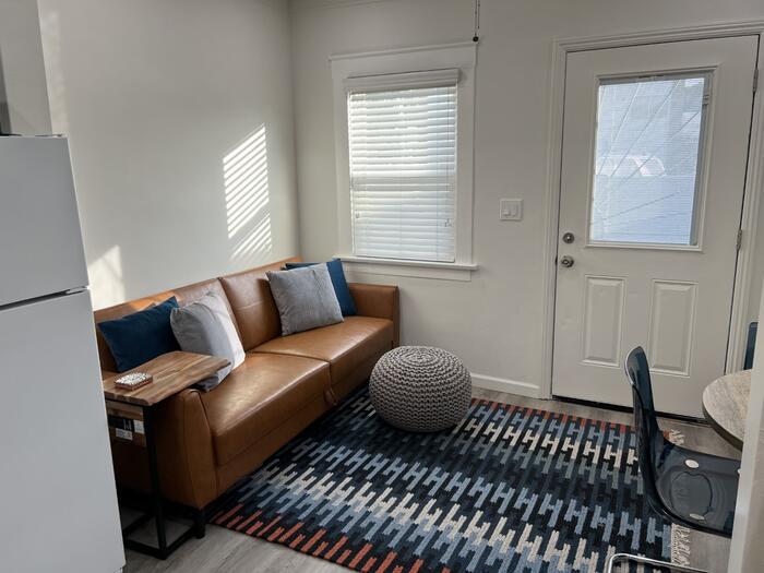 LCHomesSD's tweet image. #FORLEASE

#MOONLIGHTBEACH APARTMENTS!! STEPS TO THE SAND!

AVAILABLE: 4/1/23 -7/31/23 and 9/1/23 forward.

#FULLYFURNISHED 1 BEDROOM APARTMENT. #EndUnit, assigned parking, available #monthtomonth!

442 2nd St. #G,
#Encinitas, CA

Link to book on AirBnb: airbnb.com/rooms/37332032