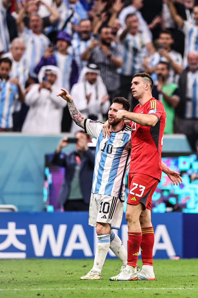 juegosimple__'s tweet photo. “Todos sabemos qué hay alguien que completó el fútbol y ese alguien es Messi. Ganó todo en Barcelona, en PSG. Muchas Ligas, Ligue 1, Copas, Champions League. Pero algo faltaba en su carrera: un trofeo con Argentina.

En la Copa America se puso el equipo al hombro y después de 28 años sin títulos, ganó. Luego jugamos la Finalissima ante el Campeón del Europa en Wembley y lo hicimos de nuevo.

Y después solo quedaba el Mundial. Nosotros como equipo pensábamos: ‘¿imagínate que Messi lo consigue? ¿Que más quedaría para él? Lo ganó TODO. Rompió todos los récords. Siete balones de oro. No se si alguien en el fútbol pueda ganar siete balones de oro.

Después de la Copa del Mundo dije: ‘completó el fútbol’. Creo que jamás en la historia habrá ninguno como él”.

Firma: Emiliano Martínez en @goal.