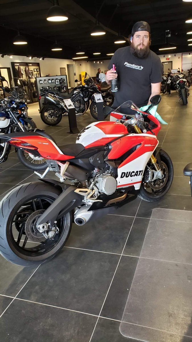 tomkat4573's tweet image. In 2000 I bought a new Ducati 996. I sold it in 2011. A few says ago I took ownership of a Ducati Panigale Corse ( salesman in pic).

So much has changed!!!! Throttle by wire, slipper clutch, Ducati traction control. I am going to have quite a journey stepping into the future!!!!