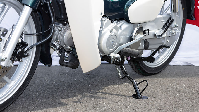 kijima2167's tweet photo. ＼🏍️キジマ製品紹介🏍️／

ホンダ　スーパーカブ50/110 18y-

「サイドスタンド ワイド」

接地面を拡張し車体から離れた位置へ着地するように設計したサイドスタンドです👍

サイドスタンドでの駐輪姿勢が純正スタンドと比べ大幅に安定🥰

⬇️キジマ公式オンラインショップ⬇️
https://t.co/TMc0jJGasU https://t.co/RkqkqqHkl3