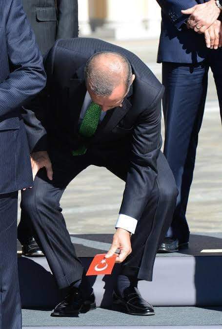 Bastığın yerleri toprak diyerek geçme tanı..
Düşün altında binlerce kefensiz yatanı..