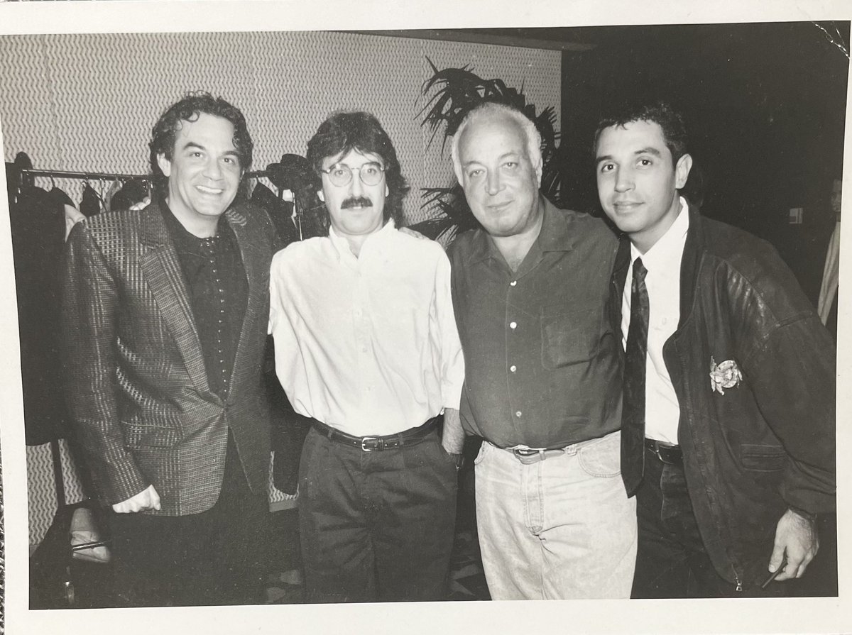 jeijeidp's tweet photo. Y aquí estoy Yo…junto a Seymour Stein en Enero de 1994 durante la Convención Latam de Warner Music en New York. Completan la foto Michael Kamins, consultor A&amp;R de Sire Records, y el periodista y ejecutivo discográfico Uruguayo Alfonso Carbone. https://t.co/hRaDyYm0t3