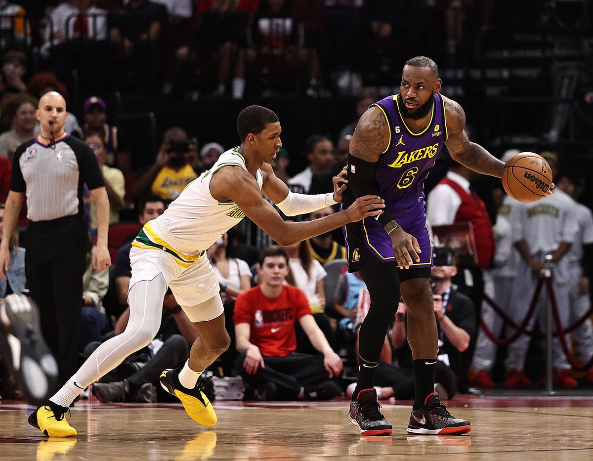 BleacherReport's tweet photo. AD x Bron in win vs. Rockets 😤

Davis: 40 PTS, 9 REB, 15-20 FG
James: 18 PTS, 10 REB, 11 AST

Lakers have won 6 of their last 7 👀 https://t.co/lGvU2Se1Cc