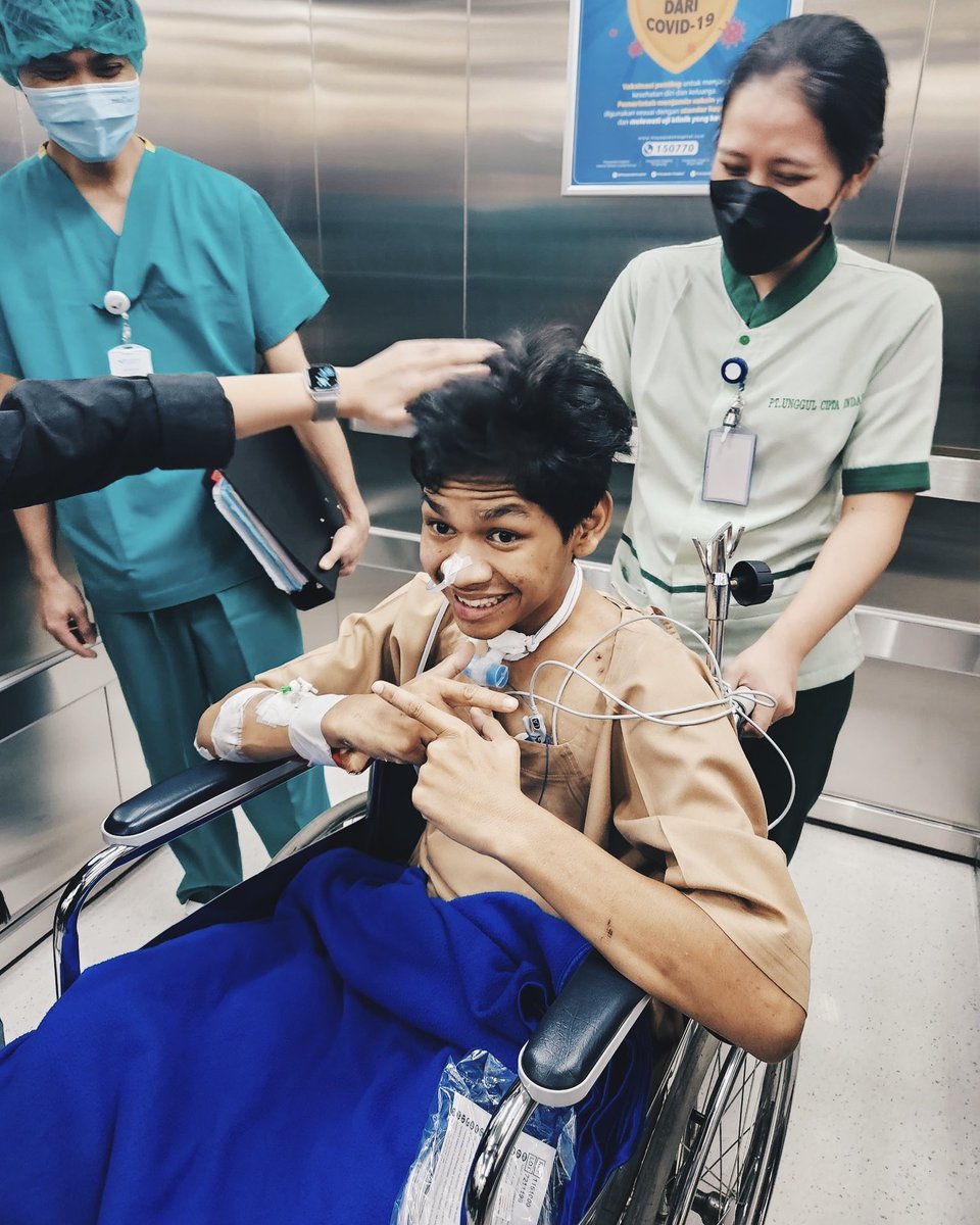 Bisik-bisik Bantal David - Part 2

Bbrp waktu belakangan aku sedih, sekaligus senang. 

Senang karena David sudah siuman, bisa berdiri, berinteraksi dgn orang, berpindah ke sana kemari karena harus tes ini itu. Sedih karena, ya dia tak sepanjang hari lagi bersamaku.

Oh ya, aku