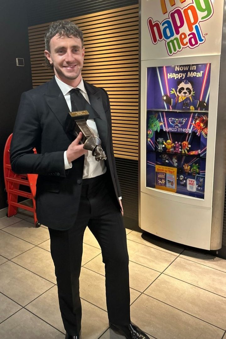 paulmescalfiles's tweet photo. Paul celebreting his Olivier Award at the McDonald's tweet appreciation. ❤️ https://t.co/Di2FEfHktz