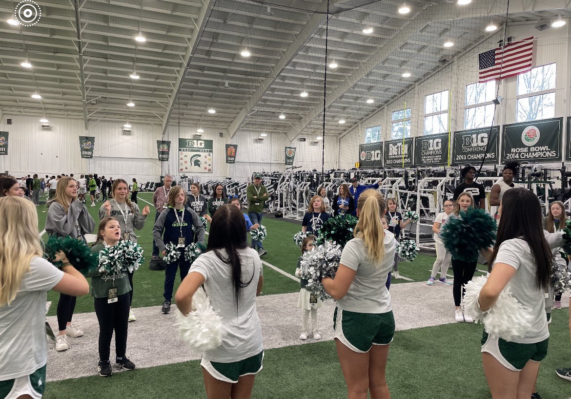 ameliastreb7's tweet photo. Lots of fun volunteering with @KOTG2012 @michiganstateu!! Always a blast with these kids and getting to see them smile! 💚 https://t.co/AN84sm3dSU