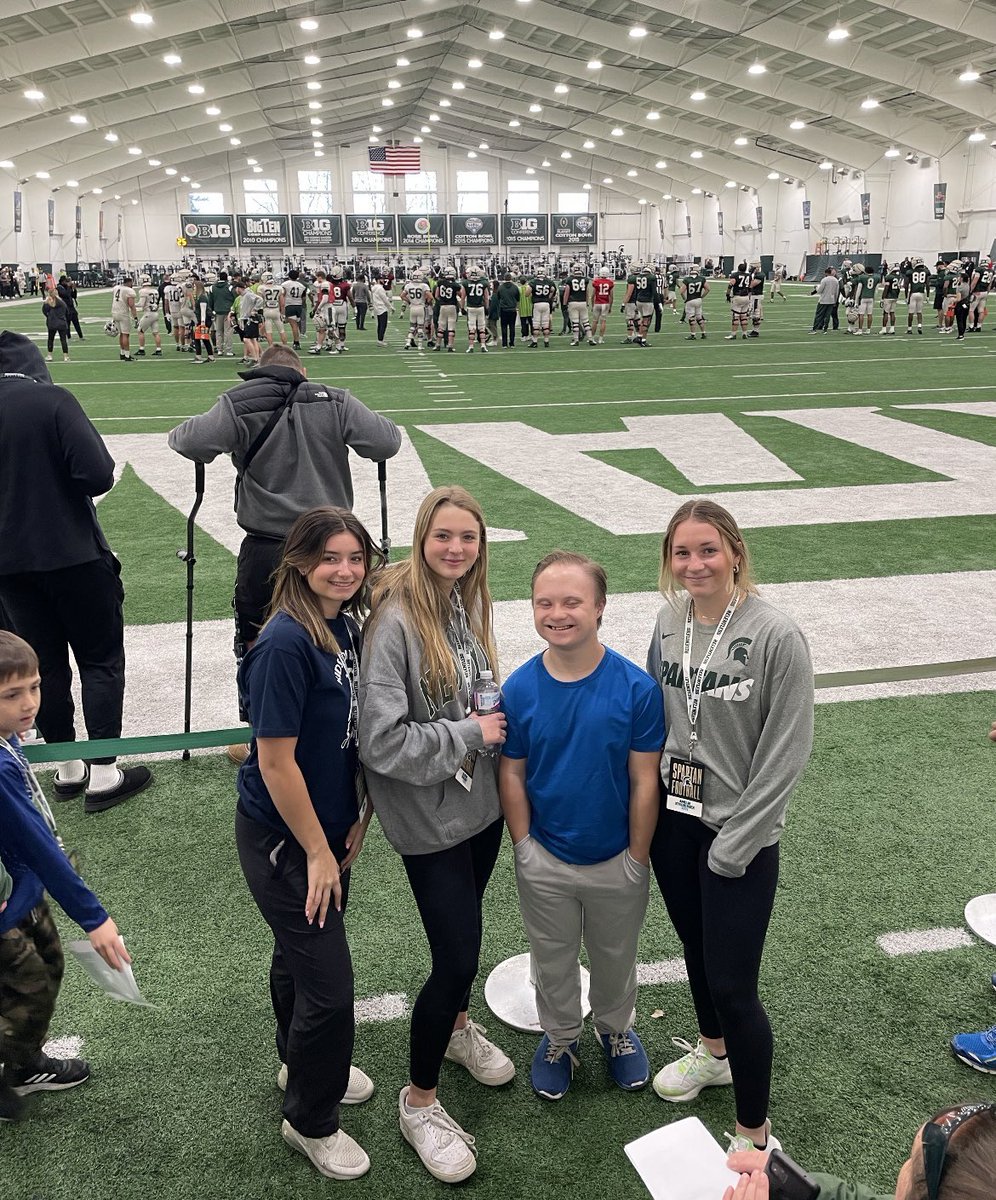 ameliastreb7's tweet photo. Lots of fun volunteering with @KOTG2012 @michiganstateu!! Always a blast with these kids and getting to see them smile! 💚 https://t.co/AN84sm3dSU