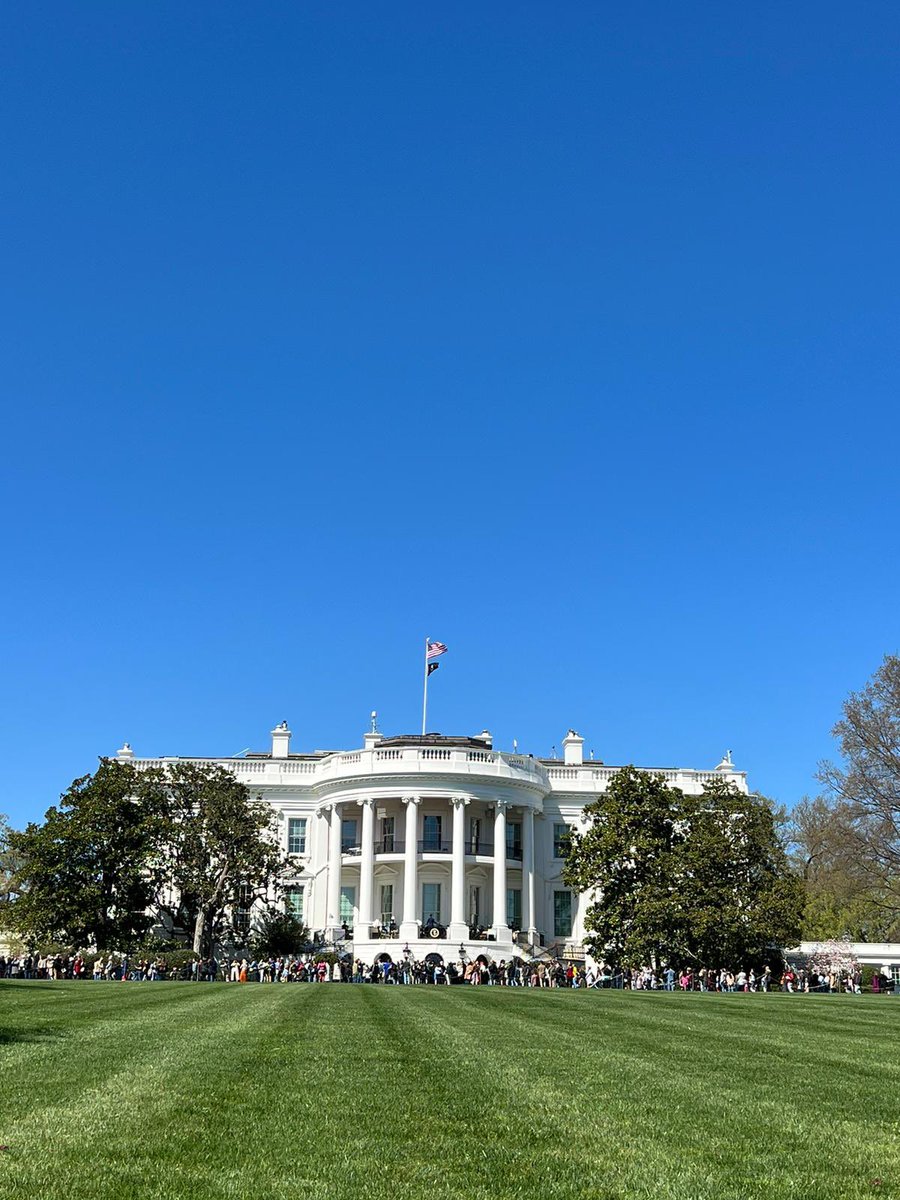 FinjaDraxler's tweet image. What a special visit to the @WhiteHouse gardens on this gorgeous spring day. Did you know there is a beehive 🐝 and a vegetable garden 🥬🍅 on the WH grounds? #SpringGardenTour #exploreDC