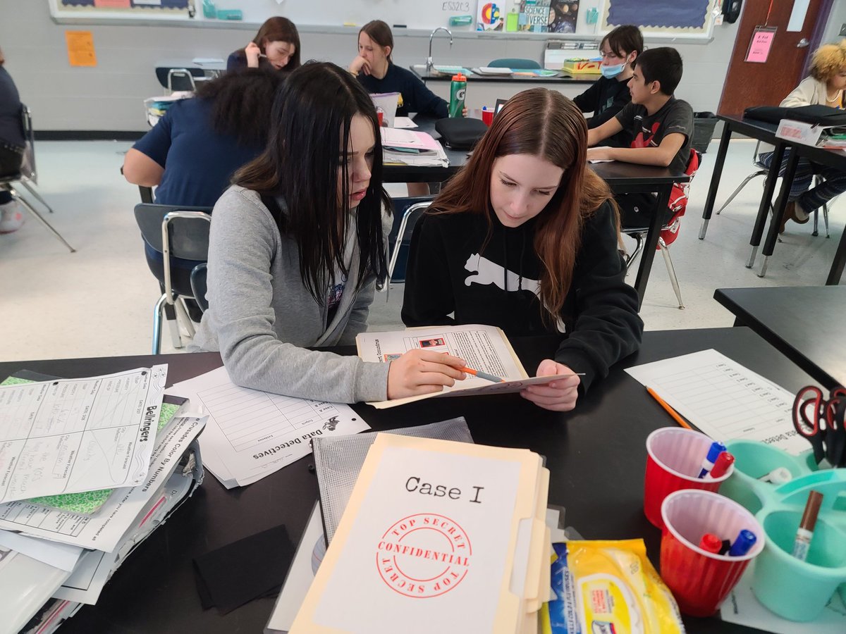 Robinsonsheroes's tweet photo. Who dunnit?! These young meteorologists are using their knowledge of weather maps to solve a mystery! #ISDstrong #Bearsrising 🐻❤️❓️📁 https://t.co/xaBdYffJ49