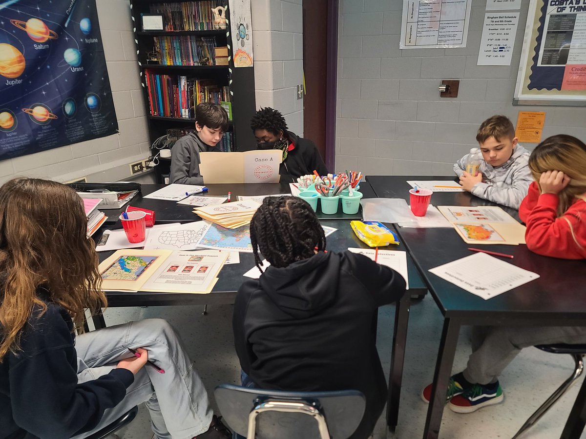 Robinsonsheroes's tweet photo. Who dunnit?! These young meteorologists are using their knowledge of weather maps to solve a mystery! #ISDstrong #Bearsrising 🐻❤️❓️📁 https://t.co/xaBdYffJ49