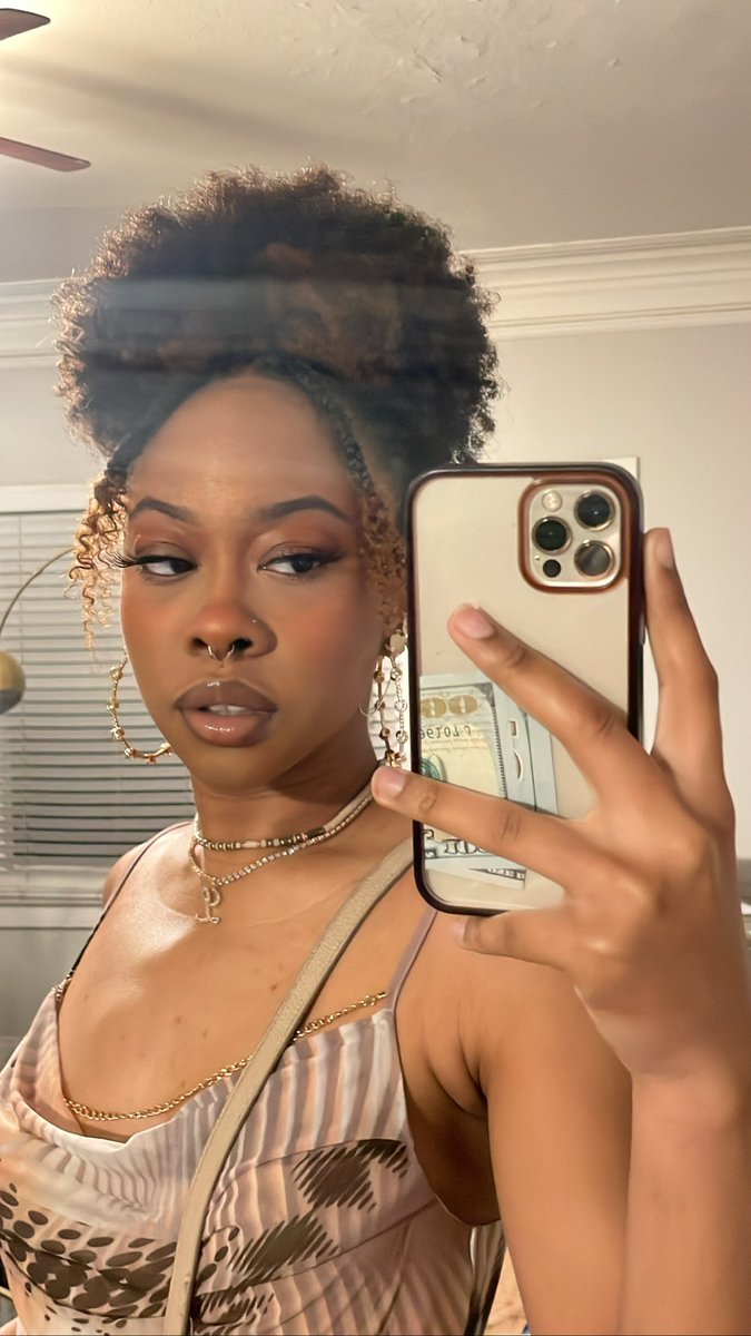 lauryn_livee's tweet photo. I like to match the vibe when I see an artist. @VictoriaMonet you have EVERYTHING ma’am! Here’s to Jaguar Pt. 2 🤩🥰
#FirstNightInLA was amazing. https://t.co/PRSM6fTpYl
