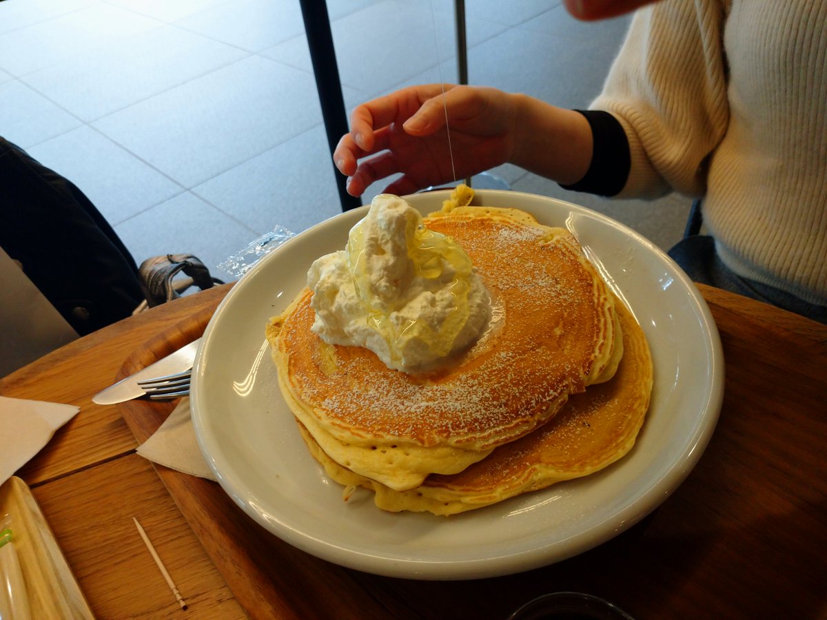 4374Yoshi's tweet photo. 開幕3連戦
試合は楽しく、胃袋も満たされた。
神宮球場周辺で食事をすると、こんなおしゃれなテーブルになります。

yoshiは野菜食べませんし、甘いの苦手ですけどね。

#STADIUMCAFE
#ロイヤルガーデンカフェ青山 https://t.co/InGQud7e24