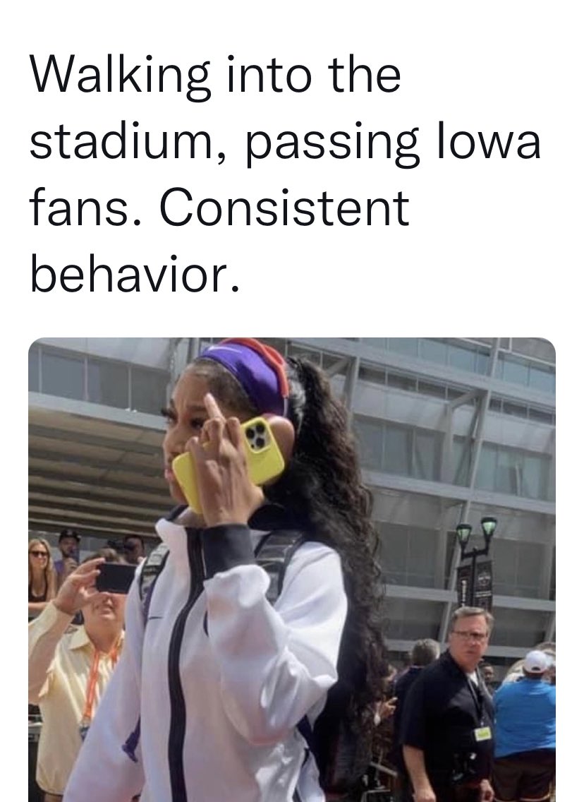 fulks_lori's tweet image. This pic says it all Angel Reese!!!                  #Classless