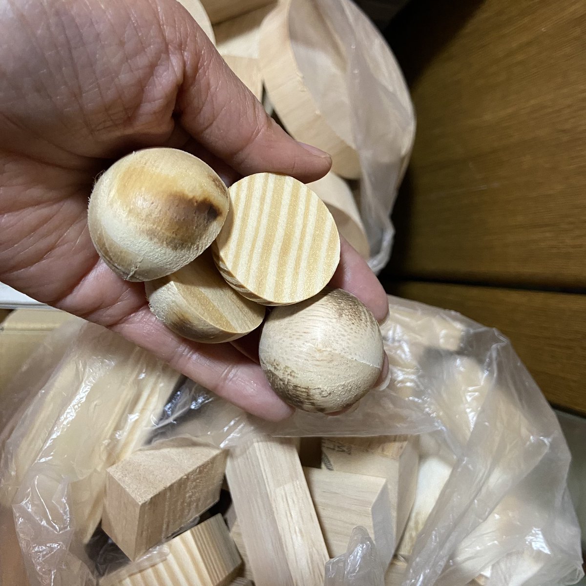 powapoon's tweet photo. 何ヶ月前かに「木でロボット作りたいなぁ」って言ったら旦那が調達してくれた。っで作って端材ほったらかしにしてたんだけど。今日見たら増えてるΣ(･ω･ﾉ)ﾉ！半丸のヤツ。可愛すぎるんだけど。何作ろう( ∩ˇωˇ∩) https://t.co/rgssdK4c6B