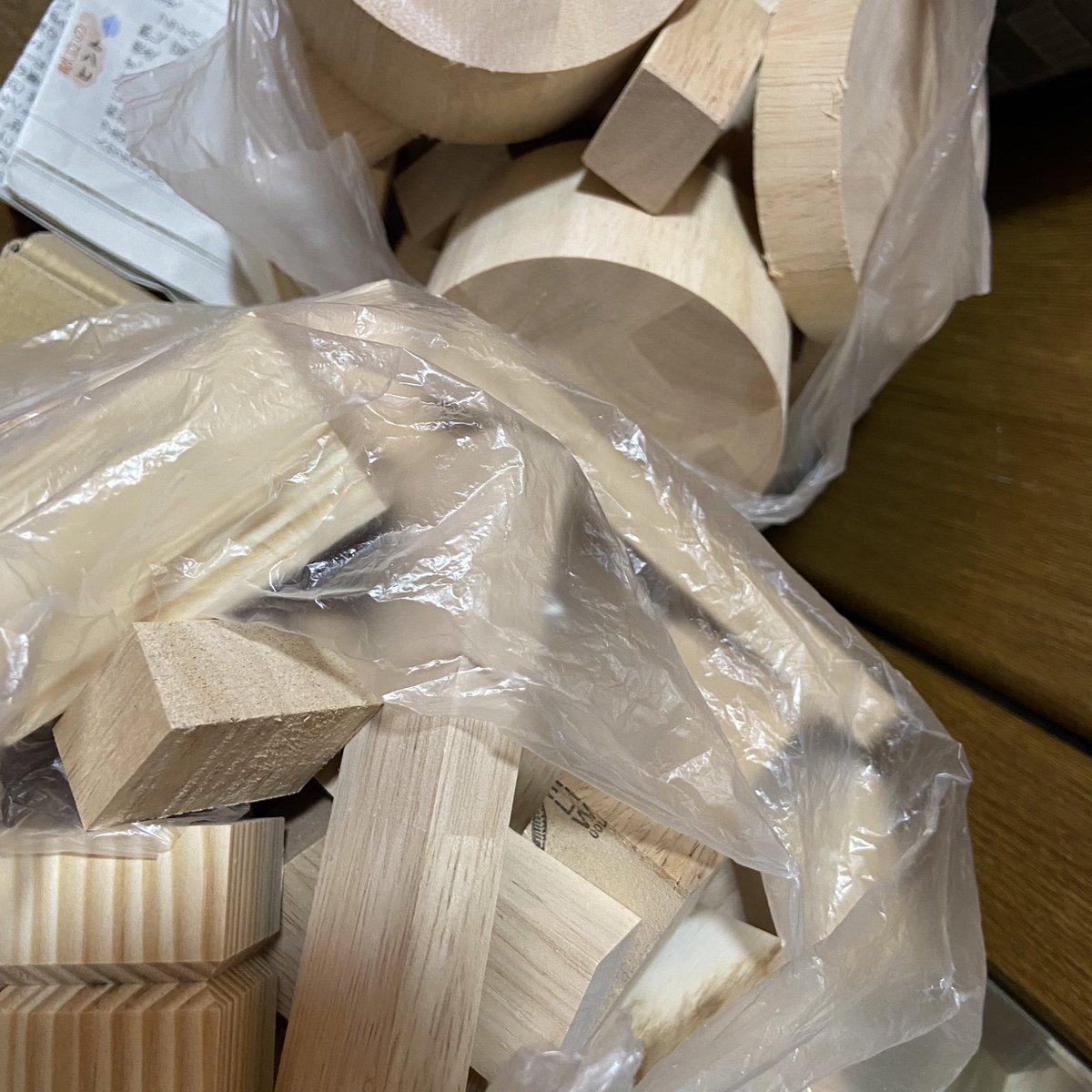 powapoon's tweet photo. 何ヶ月前かに「木でロボット作りたいなぁ」って言ったら旦那が調達してくれた。っで作って端材ほったらかしにしてたんだけど。今日見たら増えてるΣ(･ω･ﾉ)ﾉ！半丸のヤツ。可愛すぎるんだけど。何作ろう( ∩ˇωˇ∩) https://t.co/rgssdK4c6B