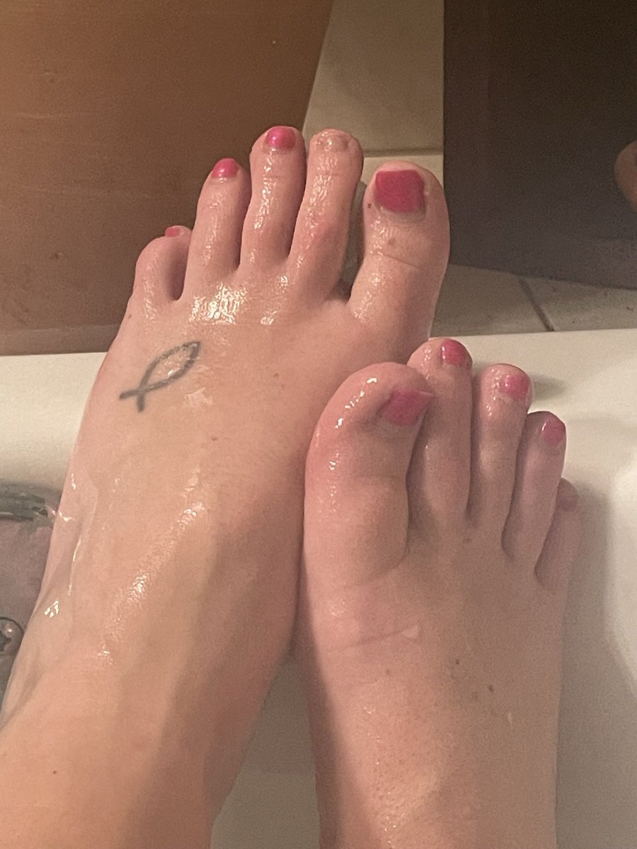 jennyfeetz's tweet photo. #toenail TRAUMA! Need feet kisses pls 🥺 #feetfinder https://t.co/DqNB41BMF1