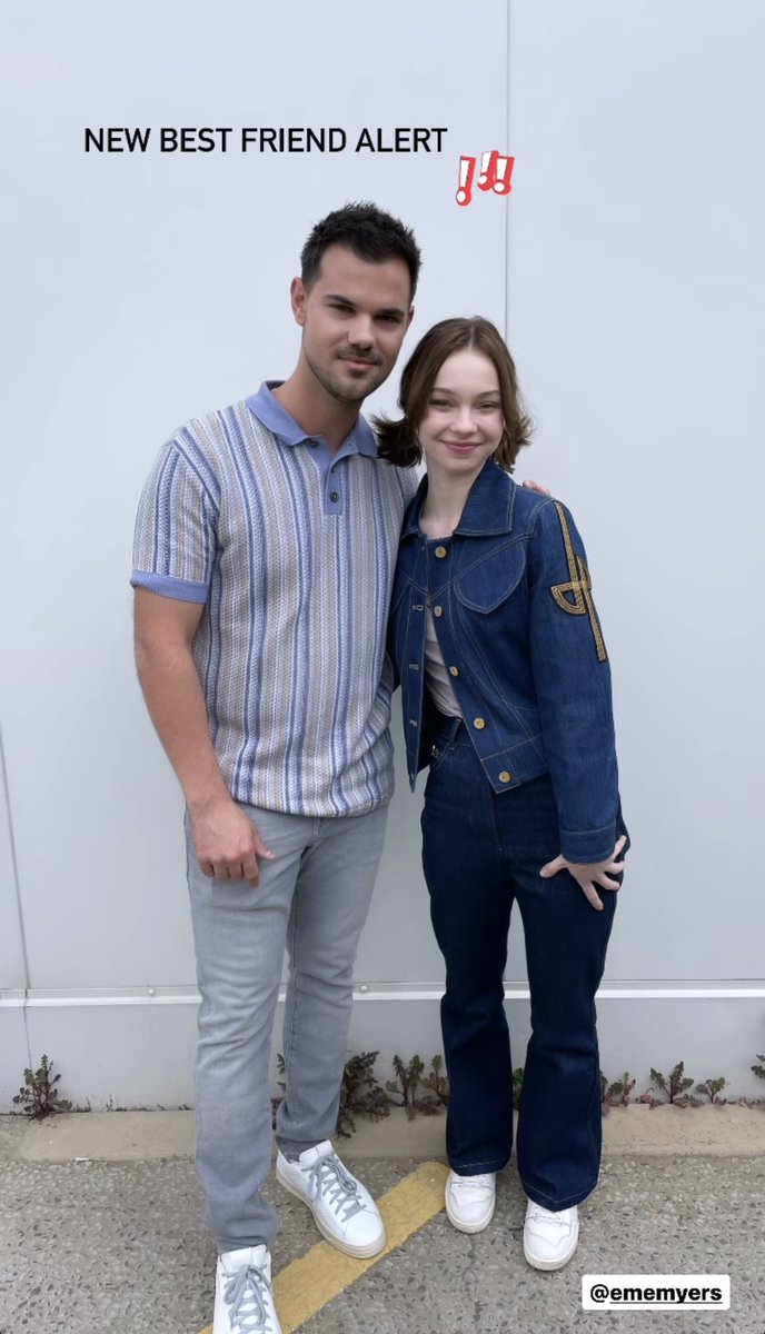 bishopsinclair_'s tweet image. WOLF BESTIES!?