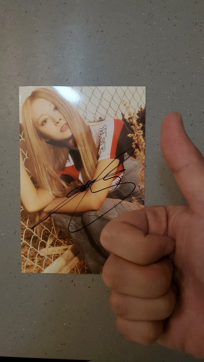 EricTu13s's tweet photo. @EperaltaxOnce @TWICE_trades Bought one of Eduardo's signed tzuyus. He got it to me super fast and was super understanding! ;) https://t.co/Y9eIIWVcmY