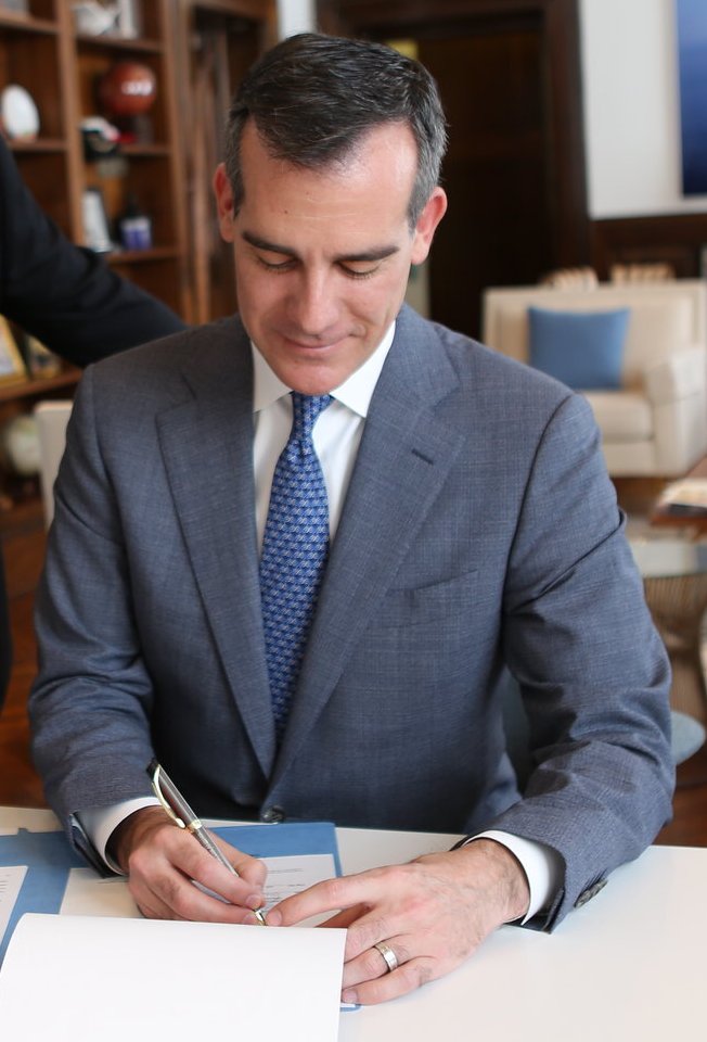 Former LA Mayor @ericgarcetti was recently sworn in as the U.S. ambassador to India. He sat down with @MeganSever4 to talk about #earthquakes in SoCal, and the work his office did toward preparing LA for the next big one (1/n) temblor.net/temblor/los-an…