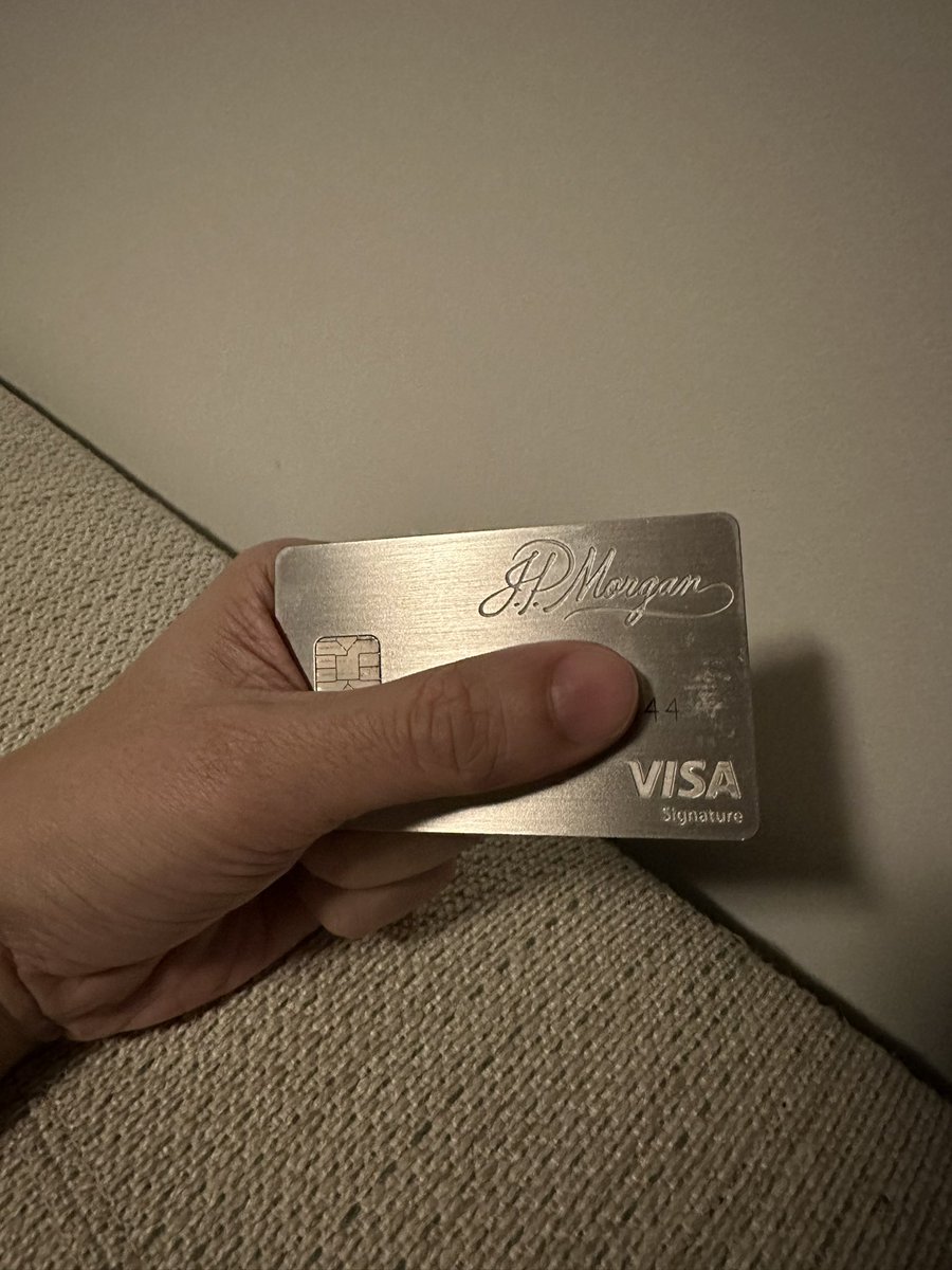 10数年前にJPモルガンのパラジウムカード が出た時にかっこいいなと思って速攻でゲットした。日本人はほぼ持ってる人いなかったと思う。これはアメックス黒より格段に取りづらい。当時ちょっとだけ自慢やったけど、今は落ちぶれて勝手にリザーブ カードに格下げされてた ...