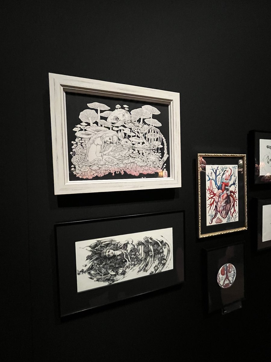 ヒグチユウコ展circus final endやっと観られました!美しさと繊細さ、世界観に圧倒。特に映画ポスターコーナーは大島依提亜デザインが絵を最高にカッコくしててよかった。しかし今更だけど、やっぱり絵がとんでもなくうめぇ!!絵描きを目指す人は必ず観た方がいいです、駆け込んで!