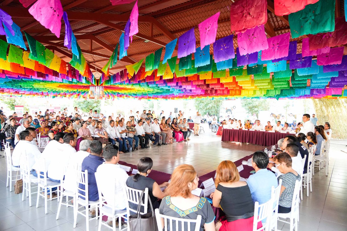 Acompañando al gobernador, Salomón Jara Cruz, en la Heroica Ciudad de Juchitán de Zaragoza, estuvo nuestro director general, Rey Magaña García. Ahí se brindó atención a las solicitudes de las autoridades municipales que acudieron al "Encuentro con Autoridades Municipales".