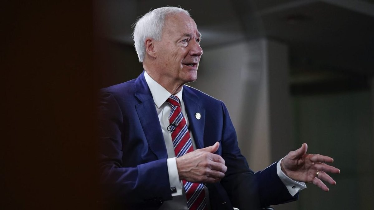 RogersTina10's tweet photo. Asa Hutchinson  announced he’s running for president in 2024.
He has criminalized abortion and reduced emergency treatment for the LGBTQ community.#ProudBlue 

Please oppose this man! https://t.co/IEqXyzwYBZ