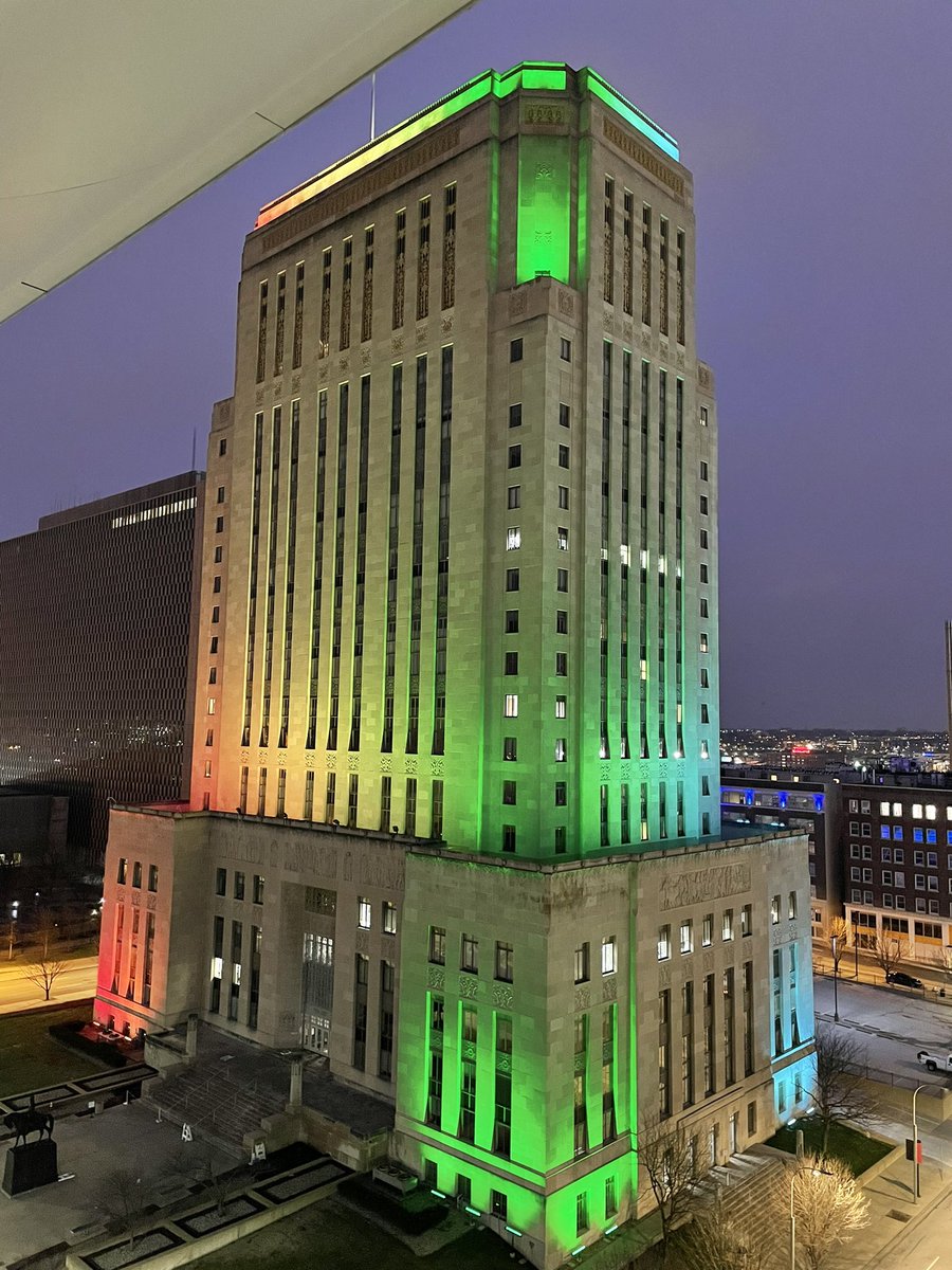 JusticeHorn_'s tweet photo. The Jackson County Courthouse is lit in the colors of the pride flag tonight. 🌈

At the direction of our county executive, it’ll be lit every single night until the legislature passes a conversion therapy ban. The legislature has another opportunity tomorrow at 3 PM to do so. https://t.co/G7svmZyhiU