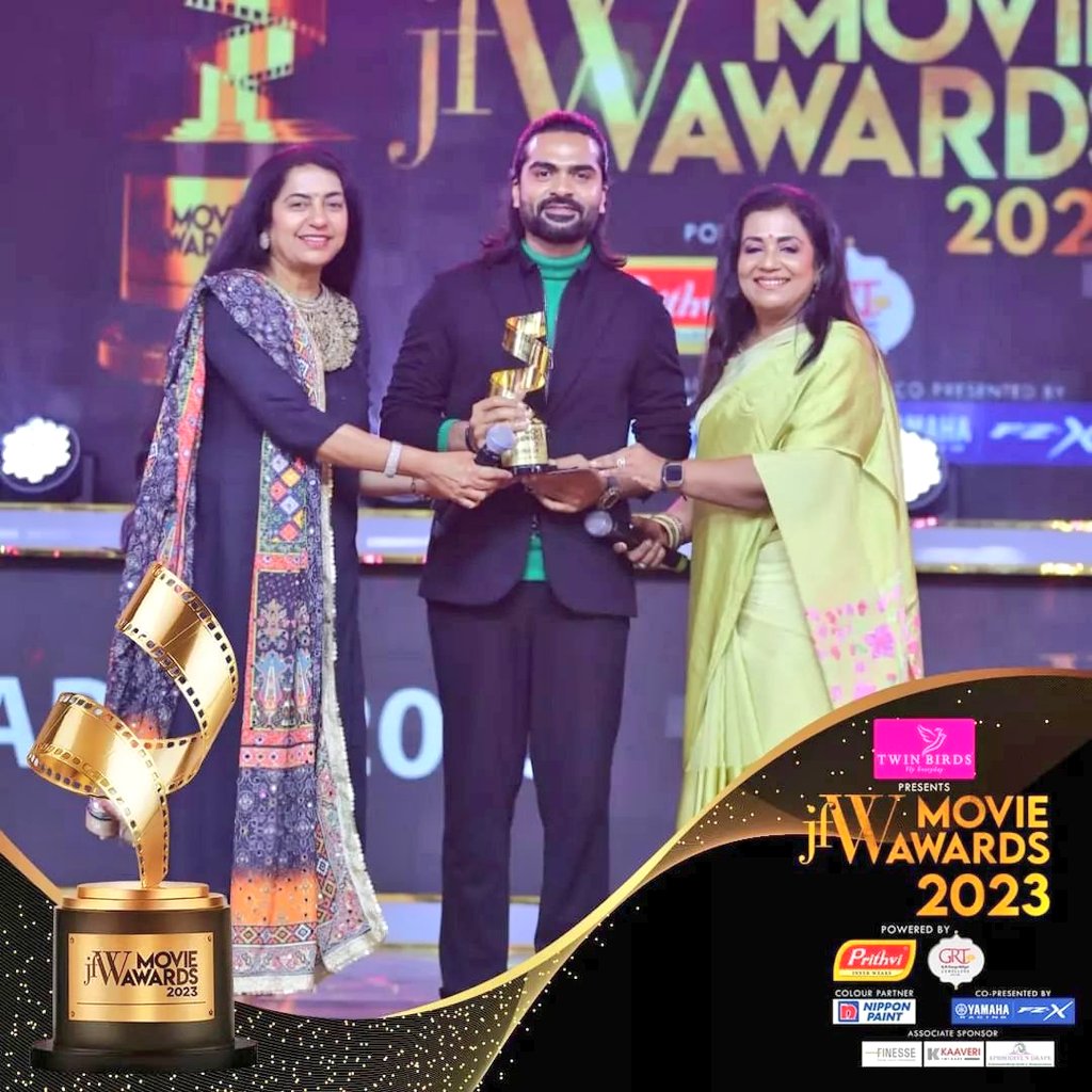 Man of the year! 
Our @SilambarasanTR_ Anna ❤️
Congratulations Thalaivaaa 
The award was presented by @hasinimani #poornimabhagyaraj 
@hariharannaidu
#jfwmovieawards2023 #SilambarasanTR #PathuThala