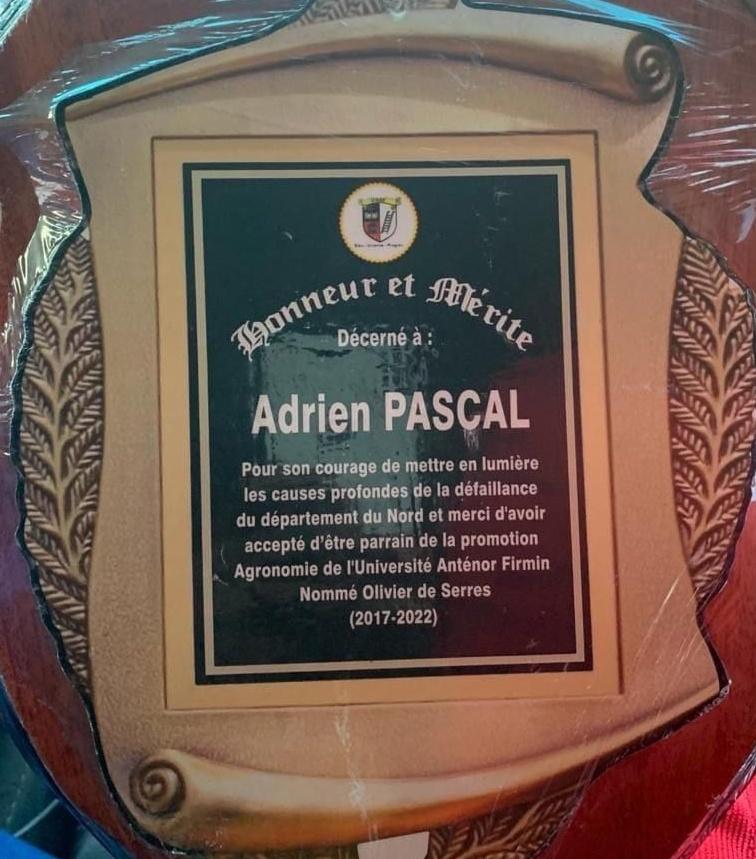 LaTribuneNews7's tweet photo. #PascalAdrien a reçu hier samedi 1er Avril une plaque " Honneur et Mérite" de la part de la Promotion "Olivier de Serres" de la Faculté d'Agronomie de l'#UNAF pour son courage de mettre en lumière les causes profondes de la défaillance du département du Nord. https://t.co/sCkyyxWMX0