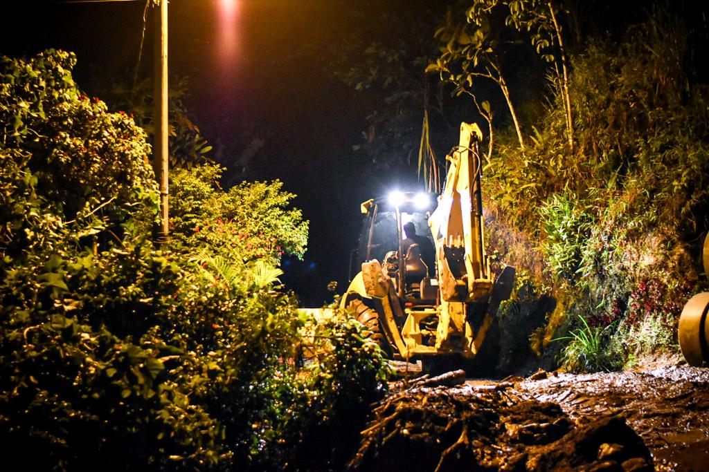 AndresHurtadoL's tweet photo. A lo largo del día, nuestro equipo de @Alcaldiaibague ha atendido las emergencias presentadas en la vereda Cural La Tigrera y sector Los Túneles. Con maquinaria amarilla adelantamos labores de remoción para el despeje de la vía y entregamos ayudas a las familias afectadas. https://t.co/jfOQo3sfpO
