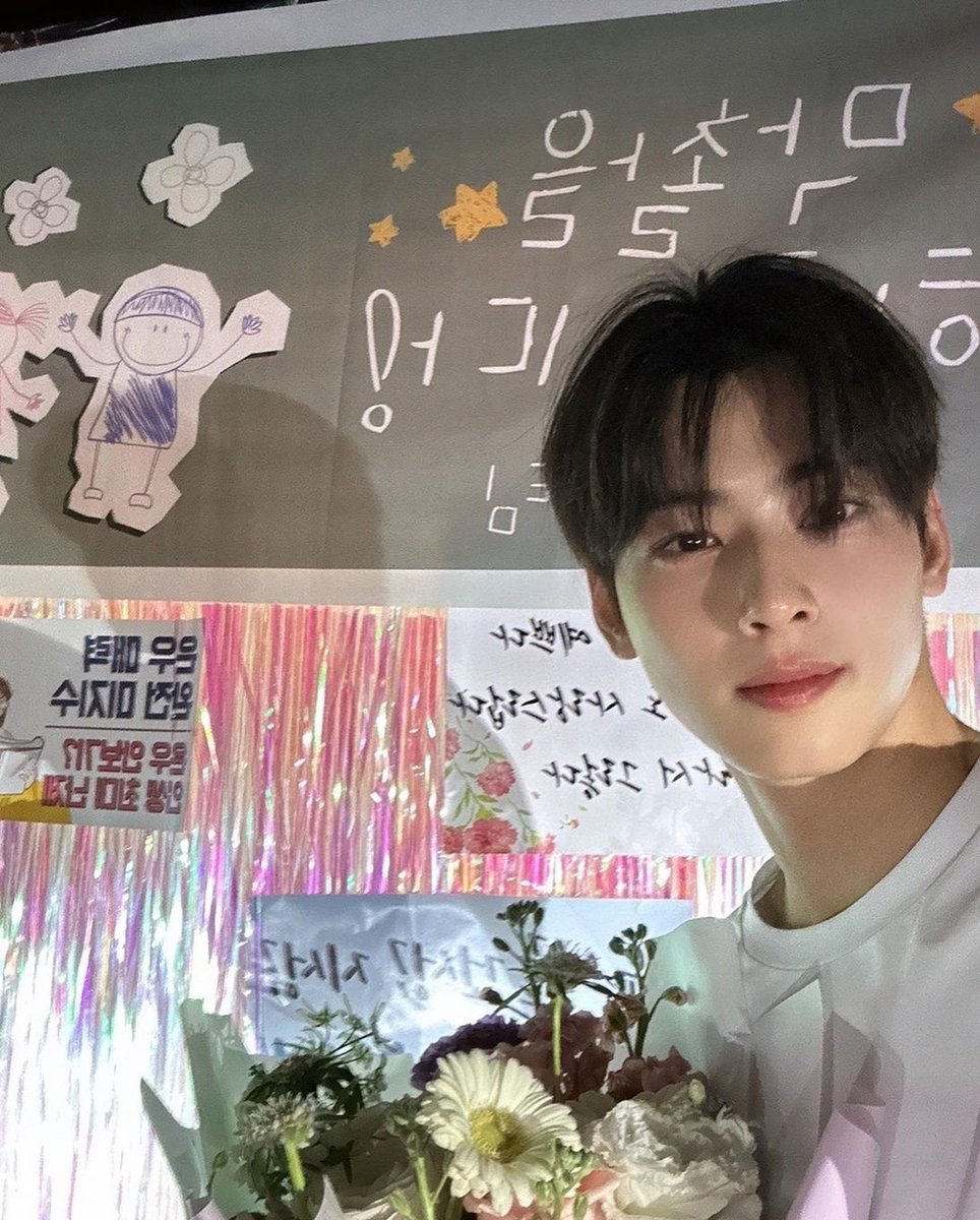 집에서 펑펑 놀다가 오랜만에 일하니까 개힘들어서 덕질 제대로 못하는중인데ㅠㅠ
은우인슷하 너모 예뿌다요오오😍
역시 나에 힘은 차은우다!!!!!💜
#차은우 #CHAEUNWOO
#오늘도사랑스럽개 #오사개