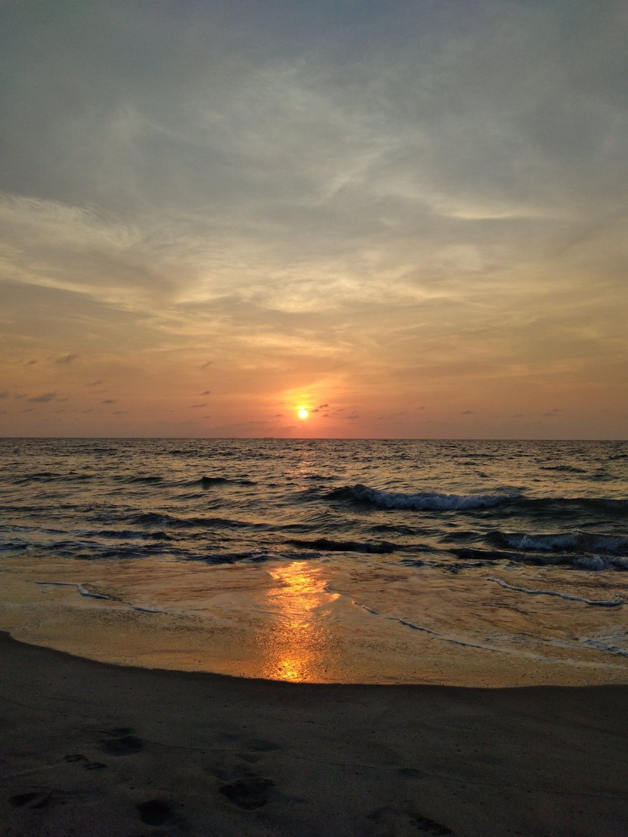 asdfghie_'s tweet photo. That magic of watching a sunset with a loved one @polhendriks https://t.co/dmVbXs0JQq