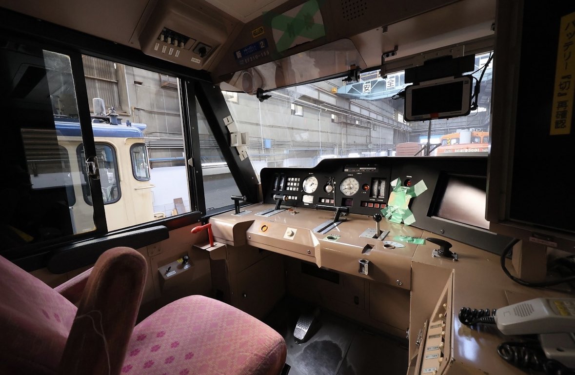 新鶴見機関区構内ツアー、引退済みの貨車「ワム80000形」の見学や